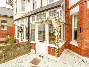 Homely 4 Bedroom large house inc FREE Parking - Great Location - Fast WiFi - Smart TV - sleeps up to 7! Close to Bournemouth & Poole Town Centre & Sandbanks